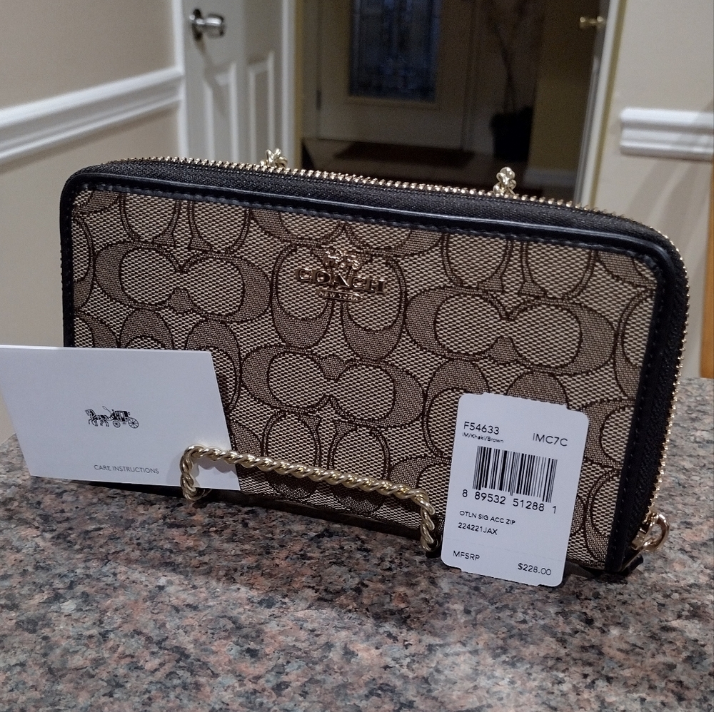 NWT Coach SiG C C Zip  around Wallet